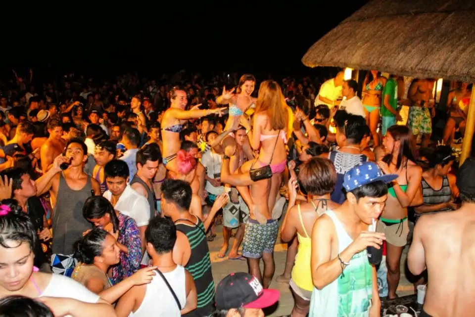 crowd of partygoers at LaBoracay 2015