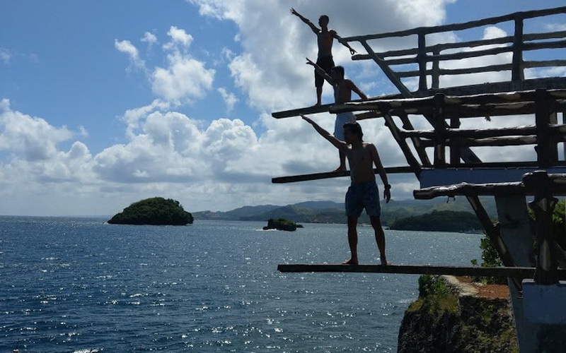 Cliff jumping at Ariels Point near Boracay