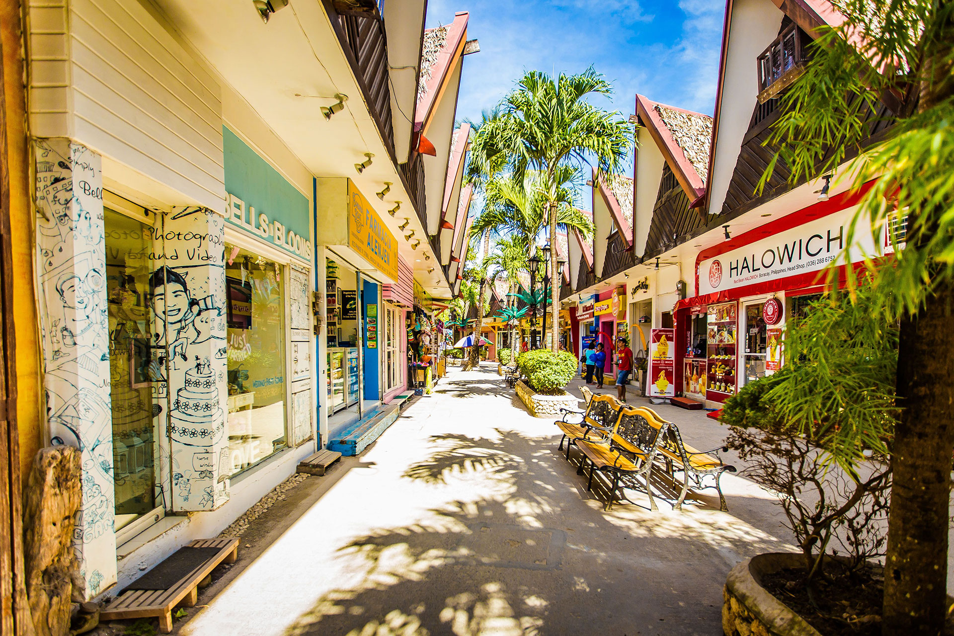 Beachfront dining in Boracay D'Mall area